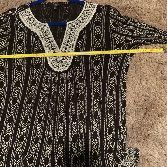 Lucky Brand Split Neck Crocheted Accent Black /White Top Size L Like New - Picture 8 of 11